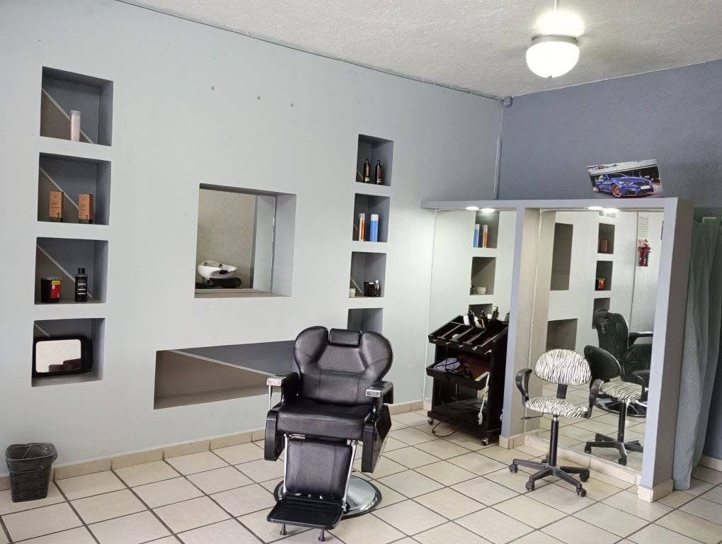 Interior de la barbería Apolo